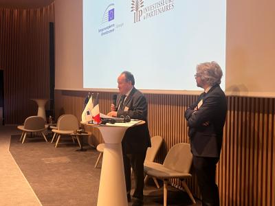 Un investissement de 15 M€ de la BEI dans le nouveau fonds I&P Afrique Entrepreneurs (IPAE 3) pour renforcer le soutien aux petites et moyennes entreprises africaines. Ce fonds novateur et à fort impact devrait créer plus de 4 000 emplois directs, dont au moins 40 % pour les femmes. Cet investissement, financé par le Fonds fiduciaire ACP, s’inscrit dans la stratégie Global Gateway de l’UE. Lors de la « Journée du Groupe BEI », la Banque européenne d’investissement (BEI) et Investisseurs & Partenaires (I&P) ont annoncé la conclusion d’un partenariat financier de 15 millions d’euros en faveur du nouveau fonds I&P Afrique Entrepreneurs 3 (IPAE 3). La cérémonie de signature s’est déroulée en présence d’Ambroise Fayolle, Vice-Président de la BEI et de Jérémy Hajdenberg et Sébastien Boyé, Co-CEOs d’Investisseurs & Partenaires (I&P). Il s’agit d’un fonds novateur à fort impact en Afrique, soutenant des entreprises locales à fort potentiel de croissance dans des domaines clés pour les pays concernés, tels que l’agriculture, la nutrition, la santé, l’énergie, l’eau, l’industrie ou encore les services. Les objectifs d’impact à atteindre sont clairement définis pour les entreprises africaines financées : que ce soit la création d’emplois décents, l’entrepreneuriat responsable, l’autonomisation des femmes ou encore la lutte contre le changement climatique. Le Fonds devrait créer plus de 4 000 emplois directs, dont au moins 40 % seront réservés aux femmes. De plus, il sera aligné à 100 % sur les critères du 2X Challenge soutenant l'entrepreneuriat féminin. La BEI, aux côtés de la Banque Ouest Africaine de Développement (BOAD) et de PROPARCO, s’engage parmi les premiers investisseurs dans ce fonds, avec l’objectif d’attirer d'autres investisseurs publics et privés. Cet engagement de la BEI vise à catalyser plus de 4.5 fois son investissement. Il marque une étape décisive dans le financement de petites et moyennes entreprises en Afrique de l'Ouest et à Madagascar, notamment dans des pays où les fonds de capital investissement éprouvent traditionnellement de grandes difficultés à investir. I&P bénéficie d’implantations locales en Côte d’Ivoire, au Ghana, au Sénégal et à Madagascar, et couvre également des pays proches comme par exemple le Bénin ou le Togo. « Je suis très heureux de signer ce nouvel investissement avec Investisseurs & Partenaires pour soutenir IPAE 3, un fonds innovant et à fort impact pour les entrepreneurs en Afrique, notamment en Afrique de l’Ouest et à Madagascar. Notre objectif est de financer et d’accompagner de jeunes entreprises, en particulier dans des pays où l’accès au financement est difficile. » a déclaré Ambroise Fayolle, Vice-Président de la BEI. Et d’ajouter : « En agissant ainsi, nous développons également un entreprenariat plus responsable et féminin, nous soutenons l’emploi et le développement de futurs champions. Ce sont des axes forts de notre action concrète en Afrique avec nos partenaires de l’Equipe Europe. » « Nous sommes particulièrement fiers de poursuivre notre partenariat de long terme avec la Banque européenne d’investissement, démarré il y a maintenant près de 20 ans. En étant parmi les premiers à s’engager formellement dans IPAE 3, la BEI joue un rôle décisif dans la réussite de cette levée de fonds, aux côtés des autres acteurs qui se positionnent sur ce premier closing. Cet engagement témoigne de la confiance portée à notre approche et à notre expertise. IPAE 3 se distingue par son ambition unique : financer des entreprises performantes, responsables et innovantes qui apportent des solutions aux grands défis du continent, tout en favorisant l’inclusion économique, en particulier celle des femmes. » a indiqué Sébastien Boyé, co-CEO d’I&P. Ce nouveau financement vient renforcer le partenariat de grande qualité développé entre la BEI et I&P, puisqu’il s’agit de la quatrième opération financière, portant ainsi à 35,25 millions d’euros le montant du soutien cumulé apporté aux différents fonds qu'I&P levés à ce jour. Cet investissement a été financé par le Fonds fiduciaire pour les États d’Afrique, des Caraïbes et du Pacifique (Fonds fiduciaire ACP) avec l’appui de la Commission européenne (CE). Il s’inscrit dans la forte mobilisation de l’Equipe Europe pour financer et accompagner les jeunes entreprises en Afrique, et plus largement dans la stratégie Global Gateway et son programme « UE-Afrique Global Gateway » pour soutenir une croissance durable et inclusive en Afrique. Acteur clef du développement en Afrique, la BEI via BEI Monde, sa branche dédiée aux financements hors UE, a consacré près de 3 milliards 100 millions d’euros d’investissements en 2024 en soutien à des projets concrets et à fort impact pour le continent africain. Note : Ce communiqué est de nature strictement informative et ne constitue ni une offre ni une invitation à investir dans IPAE 3 Informations générales Banque européenne d’investissement La Banque européenne d’investissement (BEI), dont les actionnaires sont les États membres de l’Union européenne (UE), est l’institution de financement à long terme de l’UE. Elle finance des investissements qui contribuent à la réalisation des grands objectifs de l’UE.  BEI Monde est la branche spécialisée du Groupe BEI dont l’activité est destinée à accroître l’impact des partenariats internationaux et du financement du développement, et un partenaire clé de la stratégie Global Gateway. Elle vise à soutenir 100 milliards d’euros d’investissements d’ici la fin de 2027 – soit environ un tiers de l’objectif global de cette stratégie de l’UE. Au sein de l’Équipe Europe, BEI Monde favorise des partenariats solides et ciblés, aux côtés d’autres institutions de financement du développement et de la société civile. BEI Monde rapproche le Groupe BEI des populations, des entreprises et des institutions par l’intermédiaire de ses bureaux répartis dans le monde. Investisseurs & Partenaires Investisseurs & Partenaires (I&P) s’engage depuis plus de 20 ans à financer et accompagner les petites et moyennes entreprises africaines et à accompagner l'émergence d'équipes d'investissement sur le continent. Les activités d’I&P s’articulent autour de trois axes fondamentaux : financer et accompagner les entrepreneurs, soutenir et développer des équipes d'investissement, et renforcer l’écosystème entrepreneurial. À ce jour, I&P a soutenu plus de 300 entreprises dans divers secteurs et finance environ une cinquantaine de PME chaque année. Son équipe est répartie sur 11 sites : Burkina Faso, Cameroun, Côte d'Ivoire, Ghana, France, Kenya, Madagascar, Mali, Niger, Sénégal et Ouganda.