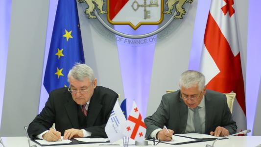 Signature of the East-west highway and the Kutaisi water and wastewater projects with Nodar Khaduri MoF.From left to right: Signature of the East-west highway and the Kutaisi water and wastewater projects with Nodar Khaduri MoF.From left to right: EIB Vice-President László Baranyay .and Mr Garth Grisbrook lawyer