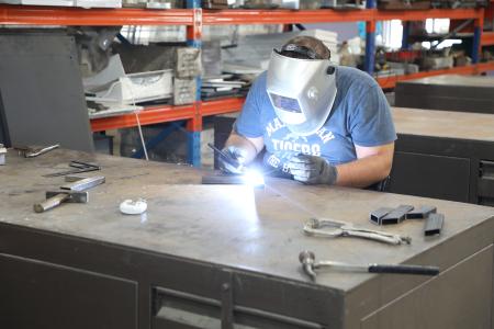 Founded in 1978, Saltek, a leading Lebanese manufacturer of bakery equipment, offers its clients based in over 90 countries worldwide the best modern equipment for the production of pita (Arabic) bread and various other types of flatbread. Thanks to the EIB funding provided to Byblos Bank, Saltek was able to finance an expansion of its factory located in the industrial city of Mazraat Yachouh. The expansion is expected to create around 50 full-time new jobs. The total new built-up area of the factory is 4,000 square meters and includes premises for soft works such as assembling, loading, etc. as well as showroom, warehouses and offices. The shift of soft works to the new building would free up space and enable the factory to install new machines in order to further increase its production capacity.
