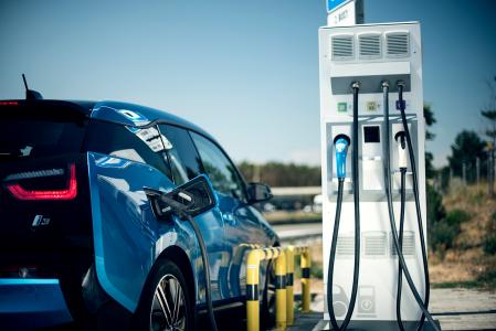 GreenWay Group, Slovakia’s leader of charging stations & services for electric vehicles is funded by the EIB allowing GreenWay to expand its network of charging stations for electric vehicles at large scale in Central and Eastern Europe. This will contribute to accelerate the transition towards lower carbon transport vehicles in the European Union
