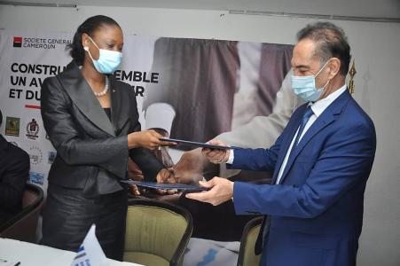 Mme. Mareme Mbaye Ndiaye, Directeur General, Société Générale Cameroon and M. Nikolaos Milianitis, Head of the EIB Regional Representation to Central Africa exchange contracts for new agreement to support private sector investment across Cameroon.
