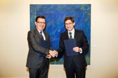 From left to right: EIB Vice-President R. Escolano and Bankia President J. I. Goirigolzarri
