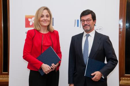 From left to right: EIB Vice-President E. Navarro and BPI CFO and Executive Director I. Álvarez-Rendueles
