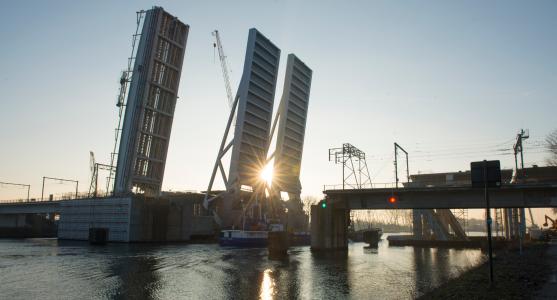 Construction of motorway linking port of Zeebrugge to E40 to Ghent and E34 to Antwerp
