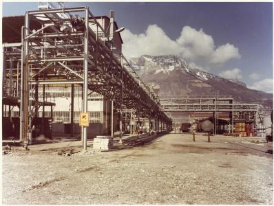 Construction of a chemical factory in Pont-de-Claix, France, resulting from a Franco-German cooperation
