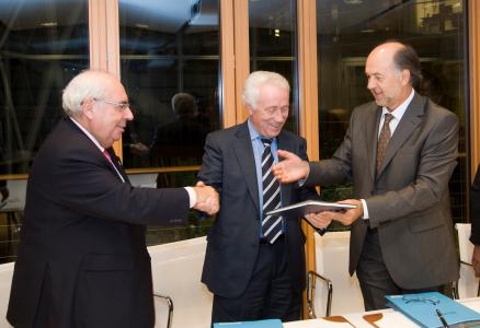 EIB Vice-President Carlos da Silva and Region's President Vicente Álvarez Areces sign EUR 300 million finance contract for public investment in Asturias