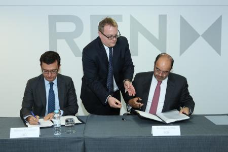 EIB Vice-President Román Escolano and the CEO of REN, Rodrigo Costa