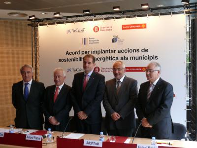 de gauche à droite: Manuel Romera, Director territorial de “la Caixa” en Catalunya, Carlos da Silva Costa, VP de la BEI, Antoni Fogué, Presidente de la Diputación de Barcelona, Adolf Todó, Director general de Caixa Catalunya, Joan Antoni Baron, Presidente delegado del Área de Medio Ambiente de la Diputación de Barcelona