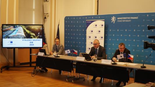 Czechia gets EIB Group financing of close to €2 billion in 2025 for railways, power grids, businesses and housing