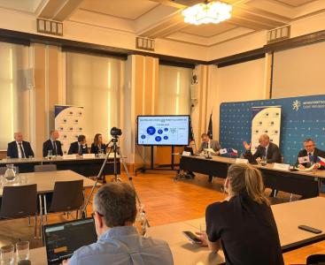 Czechia gets EIB Group financing of close to €2 billion in 2025 for railways, power grids, businesses and housing