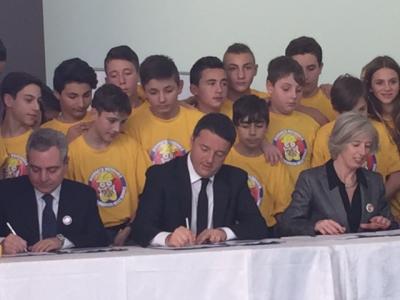 From left to right: Mr Dario Scannapieco, EIB Vice-President, Mr Matteo Renzi, Italia Prime Minister, and Mrs Stefania Giannini, Italia Minister of School and University.