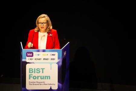 La presidenta del Banco Europeo de Inversiones, Nadia Calviño, visita Barcelona, participa en el BIST Forum 2026 y asiste a la firma de un préstamo para infraestructuras sociales