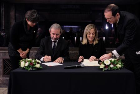 Signature of the Berlin Call to Action « Cultural Heritage for the Future of Europe » by Emma Navarro, EIB Vice President and Hermann Parzinger, Europa Nostra Executive Vice President 