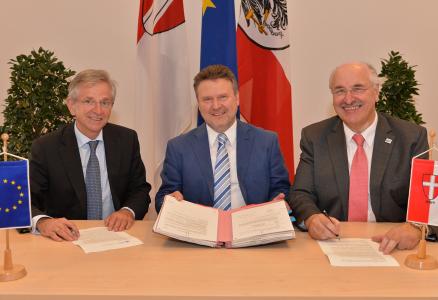 Mr Wilhelm Molterer, Vice President of the EIB, Mr Michael Ludwig; Executive City Councilor for Housing, Housing Construction and Urban Renewal in Vienna (Wiener Stadtrat für Wohnen, Wohnungsbau und Stadterneuerung) and Mr Josef Neumayer, Director Wiener Wohnen (Direktor Wiener Wohnen)