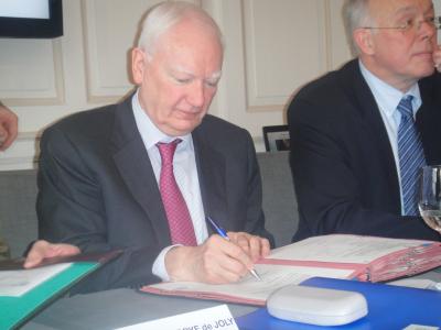 from left to right: Philippe MAYSTADT : President of the EIB, Charles PICQUE : Ministre-Président du Gouvernement de la Région de Bruxelles-Capitale
