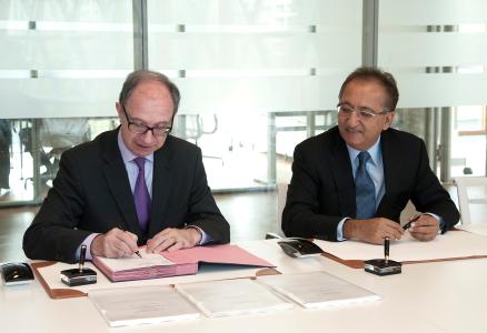 Pat Walsh, Director, Ops B ACP Directorate and Hitesh Anadkat, Vice-Chairman, First Merchant Bank Ltd, Malawi