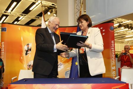 Commissioner Geoghegan-Quinn and EIB President Philippe Maystadt