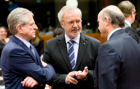 From left to right: Mr Wilhelm MOLTERER, Vice-President of the EIB; Mr Werner HOYER, President of the EIB; Mr Luis DE GUINDOS JURADO, Spanish Minister for Economic Affairs and Competitiveness.