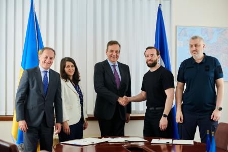 Ukraine: EIB and Ukrainian Railways sign €6.7 million EU grant to address urgent needs of rail transport services