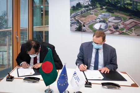 Signature ceremony between HE Mahbub Hassan Saleh, Ambassador and Head of Mission of Bangladesh and VP Thomsen.