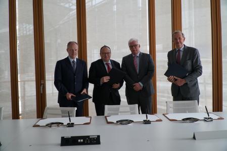 From left to right: O. Jagger, CEO of Tennet, EIB Vice-President A. Fayolle, EIB Vice-President P. Van Ballekom and M. Kroon, CEO of Tennet