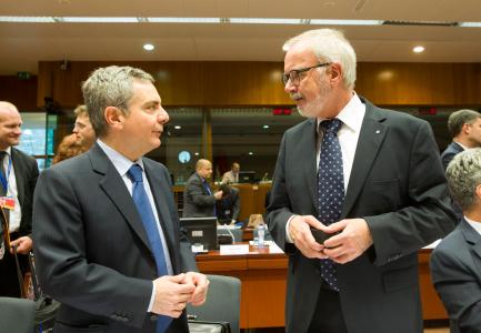 From left to right: Mr Dario SCANNAPIECO, Vice-President of the EIB; Mr Werner HOYER, President of the EIB.