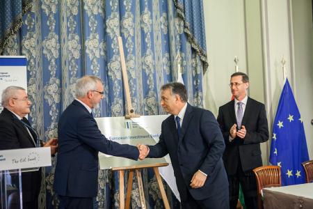 EIB President Werner Hoyer and the Prime Minister of Hungary, Viktor Orbán inaugurating the EIB Group's office in Budapest