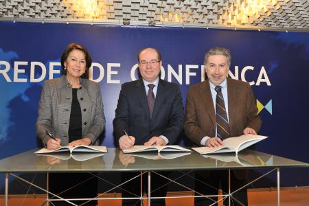From left to right: EIB Vice-President Magdalena Álvarez Arza, Rui Cartaxo, CEO of REN and João Nuno Palma, CFO of REN