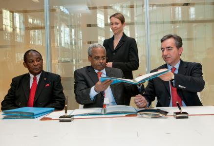EIB Vice-President Mr P. Sakellaris and, Mr. A. Diallo, Secretary-General of the West African Power Pool in presence of Liberian Minister for Lands, Mines and Energy Hon. Eugene Shannon