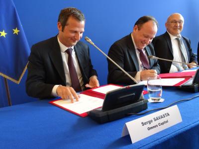 De gauche à droite: M. Serge Savasta, Associé Gérant chez Omnes Capital ; M. Ambroise Fayolle, Vice-Président de la BEI, M. Michel Sapin, Ministre des Finances et des Comptes Publics