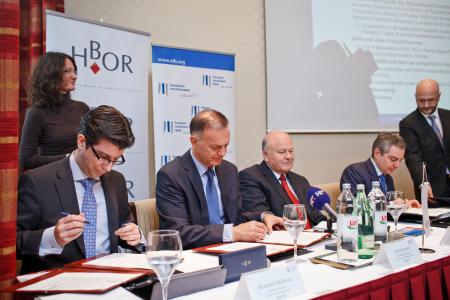 From left seated:Branimír Berkovič, HBOR, Senior Director,Anton Kovačev, President of the Managing Board of HBORSlavko Linič, Minister of Finance of the Republic of Croatia and Dario Scannapieco, Vice President of the EIB