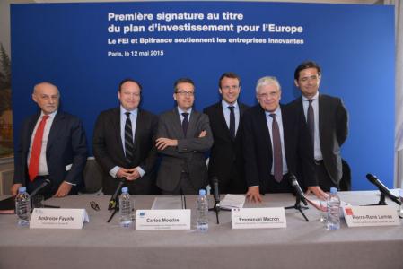Messieurs Pierre Luigi Gilibert, Directeur FEI, Ambroise Fayolle, Vice-Président de la BEI, Carlos Moedas, Commissaire européen chargé de la recherche, des sciences et de l'innovation , Emmanuel Macron, Ministre de l'Économie et des Finances, Pierre-René Lemas, Directeur Général de la Caisse des Dépôts et Nicolas Dufourcq, Directeur Général BPIFrance