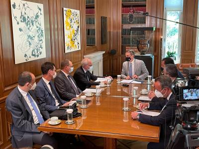 Greek Prime Minister Kyriakos Mitsotakis talking to EIB President Werner Hoyer, Vice-President Christian Kettel Thomsen, and EIF Chief Executive Alain Godard
