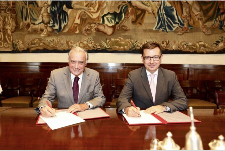From left to right: President of the Executive Committee of Banco Santander Totta A. Vieira and EIB Vice-President R. Escolano