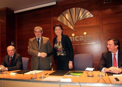 From left to right: Manuel Azuaga, Director General Unicaja Banco, Braulio Medel, President Unicaja Banco, Magdalena Álvarez, EIB Vice-President and Carlos Guille, EIB Deputy Director General