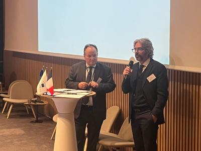 Un investissement de 15 M€ de la BEI dans le nouveau fonds I&P Afrique Entrepreneurs (IPAE 3) pour renforcer le soutien aux petites et moyennes entreprises africaines. Ce fonds novateur et à fort impact devrait créer plus de 4 000 emplois directs, dont au moins 40 % pour les femmes. Cet investissement, financé par le Fonds fiduciaire ACP, s’inscrit dans la stratégie Global Gateway de l’UE. Lors de la « Journée du Groupe BEI », la Banque européenne d’investissement (BEI) et Investisseurs & Partenaires (I&P) ont annoncé la conclusion d’un partenariat financier de 15 millions d’euros en faveur du nouveau fonds I&P Afrique Entrepreneurs 3 (IPAE 3). La cérémonie de signature s’est déroulée en présence d’Ambroise Fayolle, Vice-Président de la BEI et de Jérémy Hajdenberg et Sébastien Boyé, Co-CEOs d’Investisseurs & Partenaires (I&P). Il s’agit d’un fonds novateur à fort impact en Afrique, soutenant des entreprises locales à fort potentiel de croissance dans des domaines clés pour les pays concernés, tels que l’agriculture, la nutrition, la santé, l’énergie, l’eau, l’industrie ou encore les services. Les objectifs d’impact à atteindre sont clairement définis pour les entreprises africaines financées : que ce soit la création d’emplois décents, l’entrepreneuriat responsable, l’autonomisation des femmes ou encore la lutte contre le changement climatique. Le Fonds devrait créer plus de 4 000 emplois directs, dont au moins 40 % seront réservés aux femmes. De plus, il sera aligné à 100 % sur les critères du 2X Challenge soutenant l'entrepreneuriat féminin. La BEI, aux côtés de la Banque Ouest Africaine de Développement (BOAD) et de PROPARCO, s’engage parmi les premiers investisseurs dans ce fonds, avec l’objectif d’attirer d'autres investisseurs publics et privés. Cet engagement de la BEI vise à catalyser plus de 4.5 fois son investissement. Il marque une étape décisive dans le financement de petites et moyennes entreprises en Afrique de l'Ouest et à Madagascar, notamment dans des pays où les fonds de capital investissement éprouvent traditionnellement de grandes difficultés à investir. I&P bénéficie d’implantations locales en Côte d’Ivoire, au Ghana, au Sénégal et à Madagascar, et couvre également des pays proches comme par exemple le Bénin ou le Togo. « Je suis très heureux de signer ce nouvel investissement avec Investisseurs & Partenaires pour soutenir IPAE 3, un fonds innovant et à fort impact pour les entrepreneurs en Afrique, notamment en Afrique de l’Ouest et à Madagascar. Notre objectif est de financer et d’accompagner de jeunes entreprises, en particulier dans des pays où l’accès au financement est difficile. » a déclaré Ambroise Fayolle, Vice-Président de la BEI. Et d’ajouter : « En agissant ainsi, nous développons également un entreprenariat plus responsable et féminin, nous soutenons l’emploi et le développement de futurs champions. Ce sont des axes forts de notre action concrète en Afrique avec nos partenaires de l’Equipe Europe. » « Nous sommes particulièrement fiers de poursuivre notre partenariat de long terme avec la Banque européenne d’investissement, démarré il y a maintenant près de 20 ans. En étant parmi les premiers à s’engager formellement dans IPAE 3, la BEI joue un rôle décisif dans la réussite de cette levée de fonds, aux côtés des autres acteurs qui se positionnent sur ce premier closing. Cet engagement témoigne de la confiance portée à notre approche et à notre expertise. IPAE 3 se distingue par son ambition unique : financer des entreprises performantes, responsables et innovantes qui apportent des solutions aux grands défis du continent, tout en favorisant l’inclusion économique, en particulier celle des femmes. » a indiqué Sébastien Boyé, co-CEO d’I&P. Ce nouveau financement vient renforcer le partenariat de grande qualité développé entre la BEI et I&P, puisqu’il s’agit de la quatrième opération financière, portant ainsi à 35,25 millions d’euros le montant du soutien cumulé apporté aux différents fonds qu'I&P levés à ce jour. Cet investissement a été financé par le Fonds fiduciaire pour les États d’Afrique, des Caraïbes et du Pacifique (Fonds fiduciaire ACP) avec l’appui de la Commission européenne (CE). Il s’inscrit dans la forte mobilisation de l’Equipe Europe pour financer et accompagner les jeunes entreprises en Afrique, et plus largement dans la stratégie Global Gateway et son programme « UE-Afrique Global Gateway » pour soutenir une croissance durable et inclusive en Afrique. Acteur clef du développement en Afrique, la BEI via BEI Monde, sa branche dédiée aux financements hors UE, a consacré près de 3 milliards 100 millions d’euros d’investissements en 2024 en soutien à des projets concrets et à fort impact pour le continent africain. Note : Ce communiqué est de nature strictement informative et ne constitue ni une offre ni une invitation à investir dans IPAE 3 Informations générales Banque européenne d’investissement La Banque européenne d’investissement (BEI), dont les actionnaires sont les États membres de l’Union européenne (UE), est l’institution de financement à long terme de l’UE. Elle finance des investissements qui contribuent à la réalisation des grands objectifs de l’UE.  BEI Monde est la branche spécialisée du Groupe BEI dont l’activité est destinée à accroître l’impact des partenariats internationaux et du financement du développement, et un partenaire clé de la stratégie Global Gateway. Elle vise à soutenir 100 milliards d’euros d’investissements d’ici la fin de 2027 – soit environ un tiers de l’objectif global de cette stratégie de l’UE. Au sein de l’Équipe Europe, BEI Monde favorise des partenariats solides et ciblés, aux côtés d’autres institutions de financement du développement et de la société civile. BEI Monde rapproche le Groupe BEI des populations, des entreprises et des institutions par l’intermédiaire de ses bureaux répartis dans le monde. Investisseurs & Partenaires Investisseurs & Partenaires (I&P) s’engage depuis plus de 20 ans à financer et accompagner les petites et moyennes entreprises africaines et à accompagner l'émergence d'équipes d'investissement sur le continent. Les activités d’I&P s’articulent autour de trois axes fondamentaux : financer et accompagner les entrepreneurs, soutenir et développer des équipes d'investissement, et renforcer l’écosystème entrepreneurial. À ce jour, I&P a soutenu plus de 300 entreprises dans divers secteurs et finance environ une cinquantaine de PME chaque année. Son équipe est répartie sur 11 sites : Burkina Faso, Cameroun, Côte d'Ivoire, Ghana, France, Kenya, Madagascar, Mali, Niger, Sénégal et Ouganda.