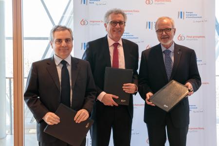  As part of the ERI (Economic Resilience Initiative) 1st Information Session, EIB President, Werner Hoyer, and EIB Vice-President, Dario Scannapieco, welcome Luxembourg Minister for Finances, Mr Pierre Gramegna for the signature of the new Economic Resilience Contribution Agreement between EIb and the Grand Duchy of Luxembourg