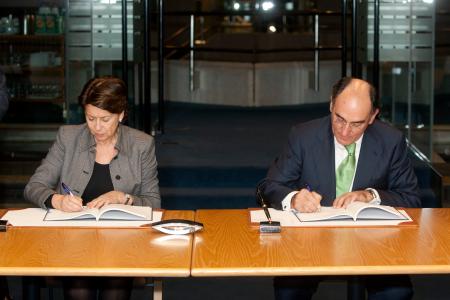 Mrs Magdalena Alvarez Arza Vice President of the EIB and MrIgnacio Sánchez Galán, President of Iberdrola