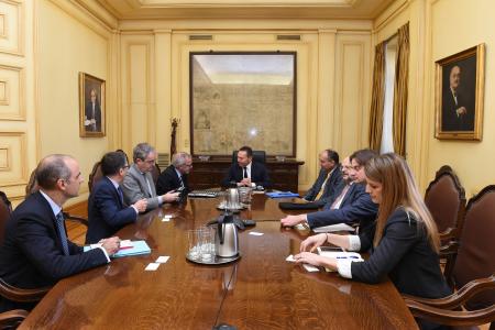 European Investment Bank (EIB) President Werner Hoyer, accompanied by Vice President Jonathan Taylor, today met in Athens with Greek Minister of Finance Euclid Tsakalotos and Minister of Economy, Development & Tourism Giorgos Stathakis, as well as Governor of the Bank of Greece Yiannis Stournaras, to reiterate and enhance the EU bank’s commitment to Greece.