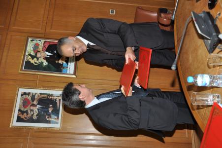 Mr. Philippe de Fontaine Vive, Vice President of the EIB and Mr. Salaheddine Mezouar, Minister of Economy and Finance