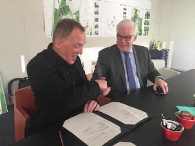 From left to right: Mr Thom Aussems, CEO of Stichting Sint Trudo and Mr Pim van Ballekom, EIB Vice President.