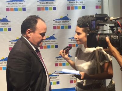 Ambroise Fayolle, Vice- Président de la BEI avec une journaliste