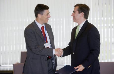 From left to right: Mr George Yannis, CEO of Attiko Metro S.A.and EIB Vice-President Plutarchos Sakellaris