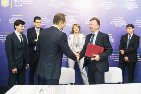 Ukraine’s Minister of Agrarian Policy and Food, Oleksiy Pavlenko and EIB Director of the Neighbouring Countries Department, Heinz Olbers
