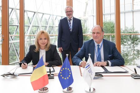 From left to right: Ms Anca Dragu, Romanian Minister of Public Finances, Mr Werner Hoyer, EIB President, and Mr Cristian Popa, EIB Vice-President.