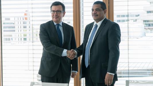 From left to right: EIB Vice-President R. Escolano and I. Acosta Montalván, Minister of Finance and Public Credit of the Republic of Nicaragua