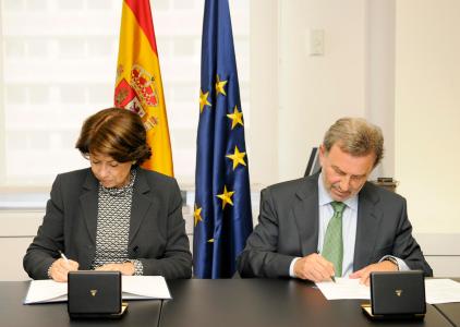 EIB Vice-President Magdalena Álvarez Arza and Antonio González Marín Chairman of ADIF