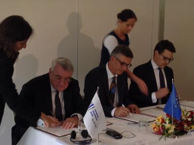 From left to right: László Baranyay, EIB Vice-President, Mr. Matjaž Knež, President of DARS Board and Gašpar Marc, Member of the DARS Management Board, CFO