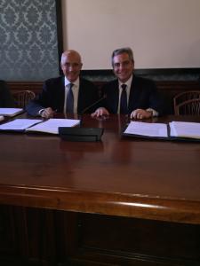 from left to right: Mr Dario Scannapieco, Vice-President of the EIB, and Mr Vincenzo La Via, DG of the Italian Treasury Department of the Ministry of Finance