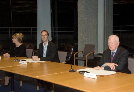 From left to right: Mrs Marta Gajecka, Vice President of the EIB, Mr Péter Oszkó, Minister of finance for Hungary and Mr Philippe Maystadt, President of the EIB